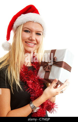 Ritratto di donna bionda con cappello di Natale e presente su sfondo bianco Foto Stock
