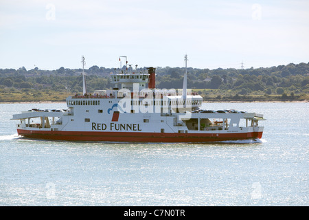 Aquila Rossa per i passeggeri dei traghetti nel porto di barca a vela dal Porto di Southampton all isola di Wight. (Imbuto Rosso linea) Foto Stock