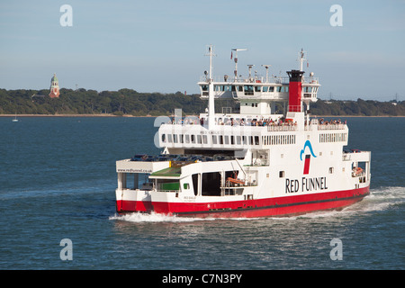 Aquila Rossa per i passeggeri dei traghetti nel porto di vela al Porto di Southampton dall'Isola di Wight. (Imbuto Rosso linea) Foto Stock