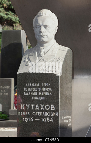 Tomba del Comandante in Capo dell'aria sovietica forze Pavel Stepanovic Kutakhov presso il cimitero di Novodevichy a Mosca, Russia Foto Stock