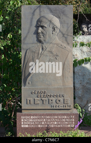Tomba di tenente sovietica ingegnere generale Fyodor Fyodorovich Petrov (1902-1978) presso il cimitero di Novodevichy a Mosca, Russia Foto Stock
