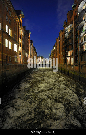 Congelati canale di caricamento del fiume Elba tra tra edifici storici nella Speicherstadt, città dei magazzini, Amburgo, Germania Foto Stock