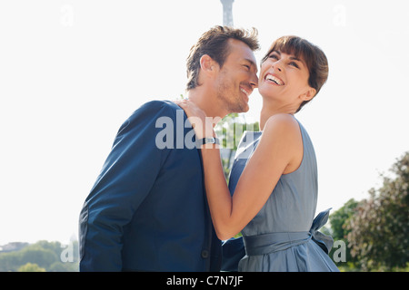 Coppia romantica con la Torre Eiffel sullo sfondo, Parigi, Ile-de-France, Francia Foto Stock