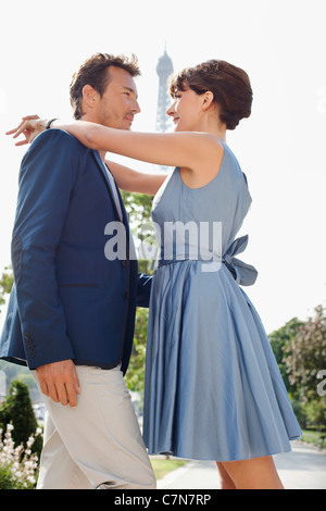 Coppia romantica con la Torre Eiffel sullo sfondo, Parigi, Ile-de-France, Francia Foto Stock