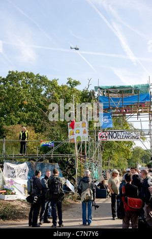 Dale Farm lo sfratto. Il media appendere intorno alla porta di Dale Farm sito viaggiatori, il più grande sito illegale nel Regno Unito. Foto Stock