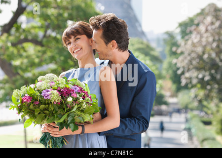 Coppia romantica con la Torre Eiffel sullo sfondo, Parigi, Ile-de-France, Francia Foto Stock