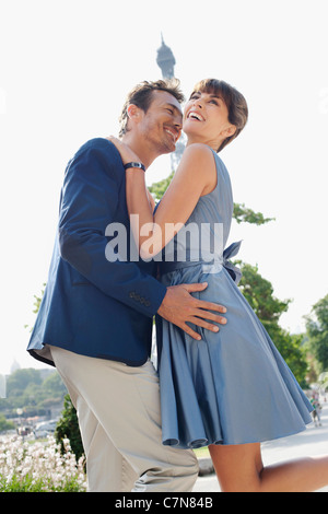 Coppia romantica con la Torre Eiffel sullo sfondo, Parigi, Ile-de-France, Francia Foto Stock