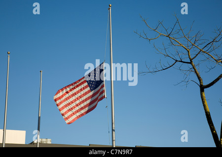 Bandiera americana a metà il montante Foto Stock