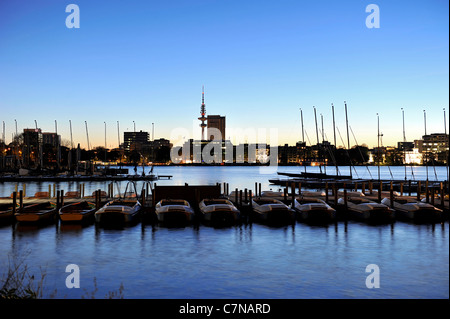 Barche a vela, i montanti con illuminazione posteriore al tramonto sull'esterno lago Alster, città anseatica di Amburgo, Germania, Europa Foto Stock