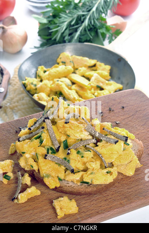 Uova strapazzate su pane grattugiato con tartufo estivo Foto Stock