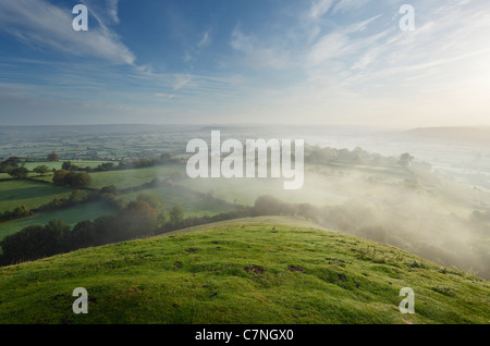 Il Somerset livelli da Glastonbury Tor, poco dopo l'alba sul equinozio d'autunno. Somerset. In Inghilterra. Regno Unito. Foto Stock