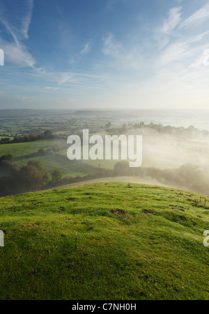 Il Somerset livelli da Glastonbury Tor, poco dopo l'alba sul equinozio d'autunno. Somerset. In Inghilterra. Regno Unito. Foto Stock