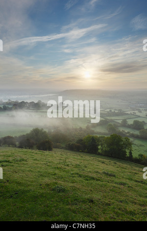 Il Somerset livelli da Glastonbury Tor, poco dopo l'alba sul equinozio d'autunno. Somerset. In Inghilterra. Regno Unito. Foto Stock