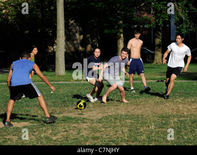 La Yale University gli studenti che frequentano la scuola estiva di prelievo del gioco del calcio. Foto Stock