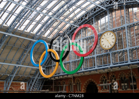 Londra 2012 anelli olimpici a dalla stazione ferroviaria internazionale di St Pancras, Londra, Inghilterra Foto Stock