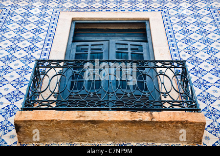 Sobrados a due piani case coloniali con facciate di azulejos portoghesi Alcântara Maranhão Brasile Foto Stock