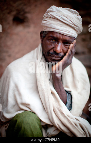 Un cristiano ortodosso sacerdote presso la chiesa del XIII secolo di Geneta Maryam vicino a Lalibela in Etiopia settentrionale, Africa. Foto Stock