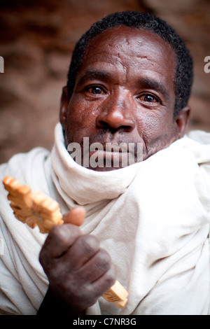 Un cristiano ortodosso sacerdote presso la chiesa del XIII secolo di Geneta Maryam vicino a Lalibela in Etiopia settentrionale, Africa. Foto Stock