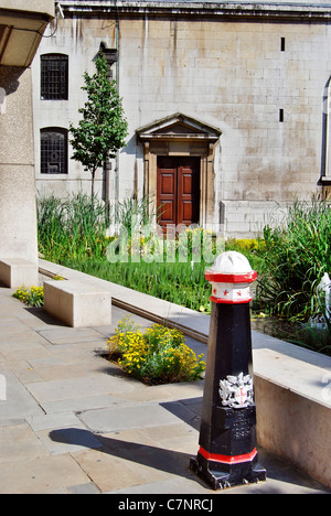 Panchine di pietra e uno stagno di fronte a Piazza San Lorenzo, la giuria, civico chiesa della Corporation of London, restaurata da Wren nel 1677. Foto Stock