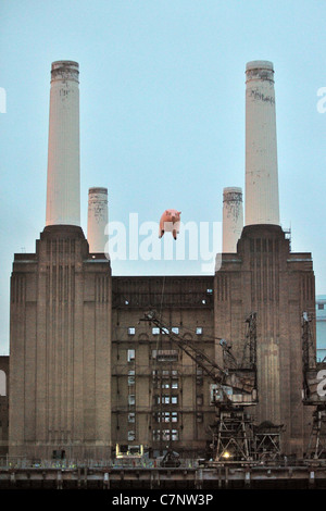 Suini di un'ala. Pink Floyd volare i loro suini iconica over Battersea Power Station, 35 anni. Battersea. Londra. 26/09/2011. Foto Stock