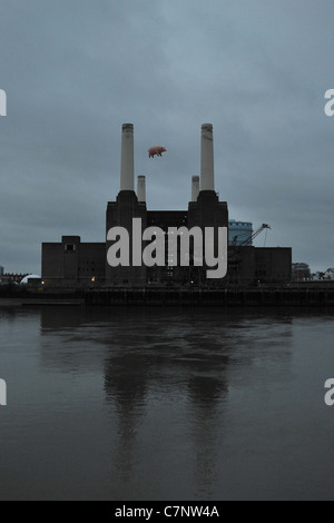 Suini di un'ala. Pink Floyd volare i loro suini iconica over Battersea Power Station, 35 anni. Battersea. Londra. 26/09/2011. Foto Stock