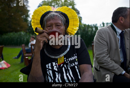 Raoni Kayapo capo indiano al castello di Cheverny, Raoni fuma la sua pipa dopo i pasti Foto Stock