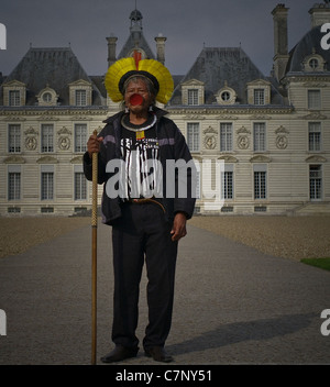 Raoni Kayapo capo indiano al castello di Cheverny, Raoni anteriore del castello Foto Stock