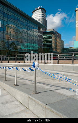 Bunting e streamers a MediaCityUK, Salford Quays, per il lancio di blu e di Pietro programma dal nuovo studio della BBC Foto Stock