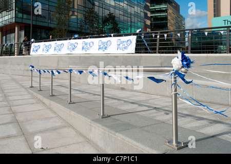 Bunting e streamers a MediaCityUK, Salford Quays, per il lancio di blu e di Pietro programma dal nuovo studio della BBC Foto Stock