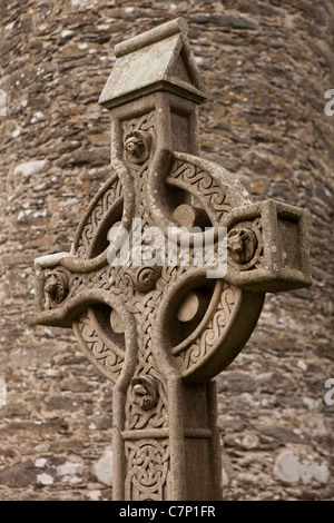 Irlanda, Co Wicklow, Glendalough, storico sito monastico, riccamente intagliato in pietra croce celtica grave headstone Foto Stock