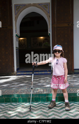 Piccola ragazza nel Palais de la Bahia in Marrakech, Marocco Foto Stock