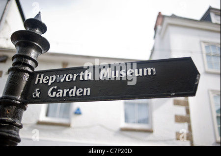 Un cartello a dare indicazioni per la Hepworth Museum di St Ives in Cornovaglia Foto Stock