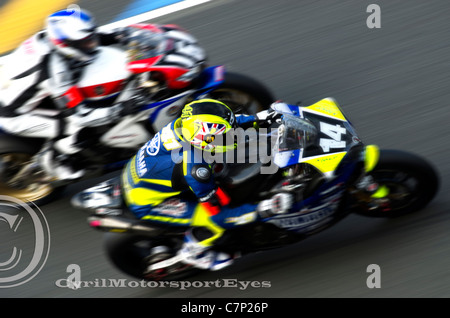 Yamaha 14 passando la Honda 6 durante la 24 Ore di Le Mans 2011 Foto Stock