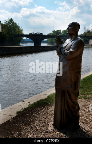 Statua di Sri Chinmoy a Praga, Repubblica Ceca Foto Stock