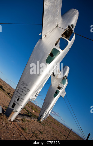 Due vecchi aerei utilizzati come parte di un parco di sculture sull'Oodnadatta Track ovest della piccola città outback di Marree, Sud Austr Foto Stock