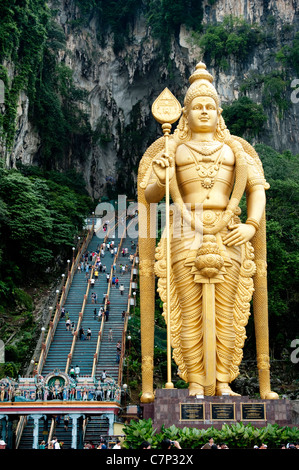 Una statua d'oro di Lord Murugan all'ingresso della Grotte Batu, un indù santuario nella periferia di Kuala Lumpur Foto Stock