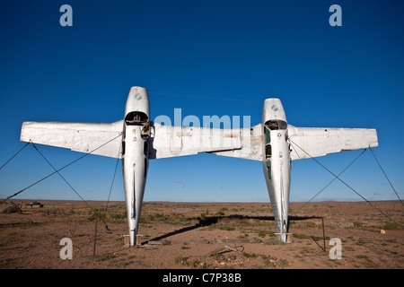 Due vecchi aerei utilizzati come parte di un parco di sculture sull'Oodnadatta Track ovest della piccola città outback di Marree, Sud Austr Foto Stock