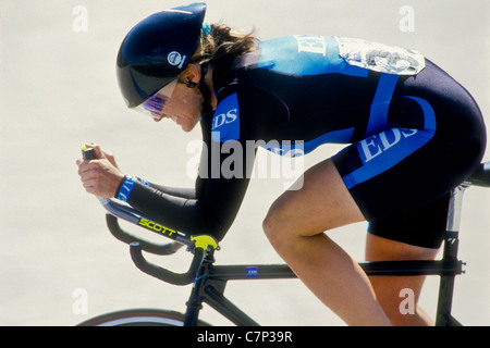 Ciclista femmina racing sulla pista del velodromo. Foto Stock