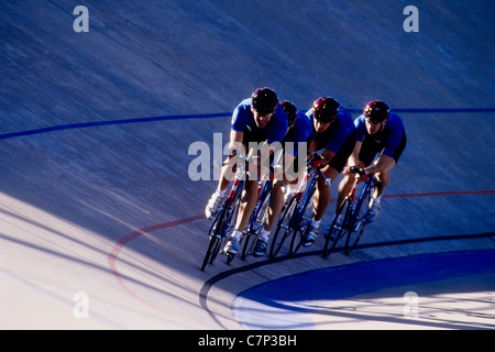 Cycling team concorrenti sulla pista del velodromo. Foto Stock