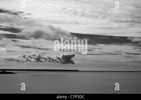 Guardando al mare presso il St Michael's Mount, Cornwall. Nuvole all'orizzonte. Fotografia in bianco e nero Foto Stock