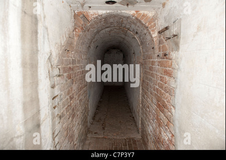 Interno muro di mattoni che è un serramento lo storico Fort Morgan situato in Alabama seduti sulla Baia di Mobile. Foto Stock