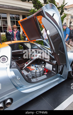 Le vetture e la folla al Concours d'eleganza. Foto Stock