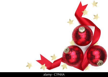 Tre palle di Natale con nastro e coriandoli stelle su sfondo bianco. Foto Stock