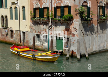 Giallo e rosso barca nel Grand Canal, Venezia Foto Stock