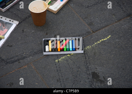 Chalk utilizzato da artisti come parte del Bold Street, Liverpool street art festival 2011 Foto Stock