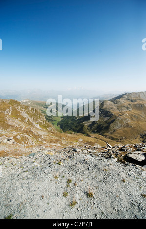 Visualizza in basso un francese di valle alpina verso la città di Bourg St Maurice con Mont Blanc in background. Foto Stock