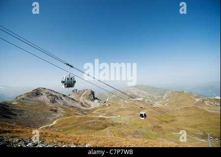 Gondole ascendente Roche de Mio sopra Belle Plagne in Paradiski, sulle alpi francesi. Foto Stock