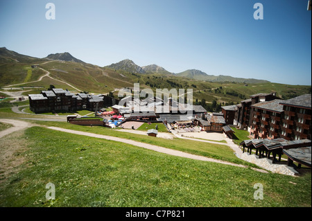 Belle Plagne ski resort village nelle Alpi francesi, Savoie, in estate Foto Stock