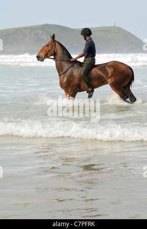 Il Re truppa in vacanza esercitando su Polzeath Beach, Cornwall, Regno Unito Foto Stock