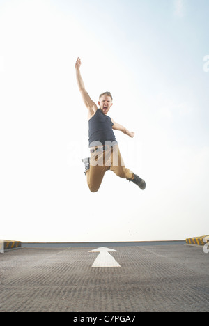 Uomo di saltare in strada Foto Stock